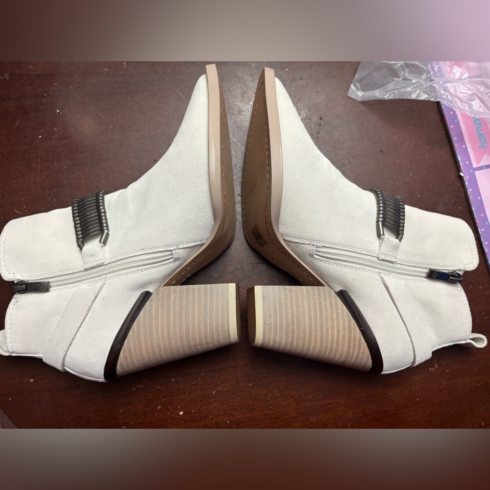 Off white Chelsea suede booties w gun metal ankle accessory size 8.5 Y2K preppy - Picture 9 of 10